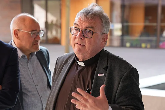 Bonifatiuswerk-Generalsekretär Monsignore Georg Austen im Gespräch mit Gemeindemitgliedern in Leipzig. Foto: Marcus Thielking