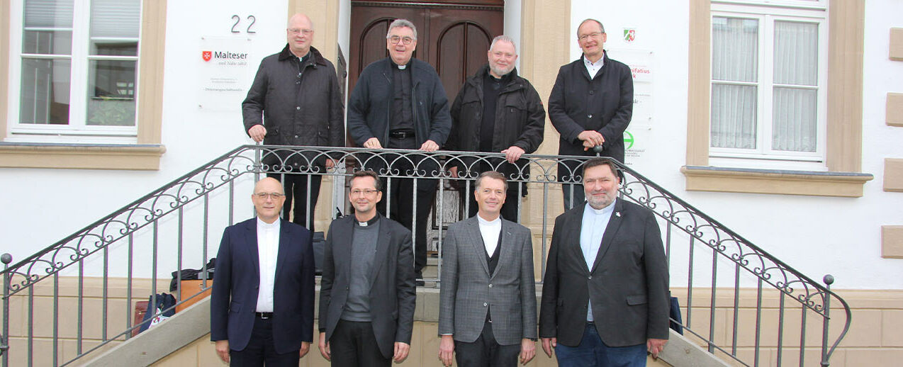 Die Mitglieder des Vergabeausschusses des Diaspora-Kommissariats (oben von links): Prälat Alfons Hardt, Vorsitzender des Diaspora-Kommissariats (Paderborn), Monsignore Georg Austen (Generalsekretär des Bonifatiuswerkes und Geschäftsführer des Diaspora-Kommissariats), Dechant Carsten Menges (Lüneburg), Generalvikar Ulrich Beckwermert (Osnabrück) sowie (unten von links) Geistlicher Rat Prof. Dr. Thomas Schwartz (Renovabis), Domkapitular Thomas Renze (Fulda), Pfarrer Dr. Michael Müller (Hünfeld) und Pfarrer Ludger Hojenski (Dortmund). (Foto: Matthias Band)