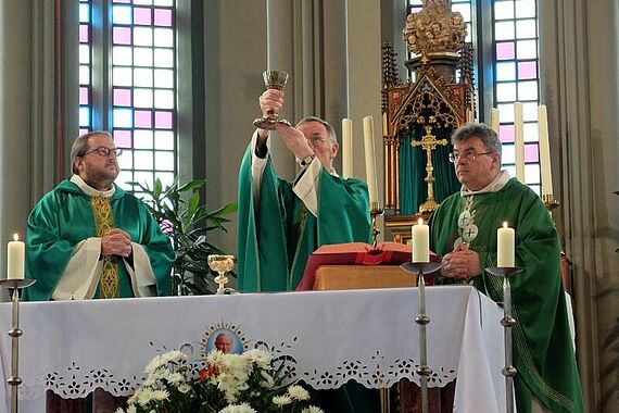 Pfarrer Martin Geistbeck, Generalvikar Patrick Breen Hávallagata und Monsignore Georg Austen beim Gottesdienst in der Pfarrei Christkönig. Foto: Bonifatiuswerk