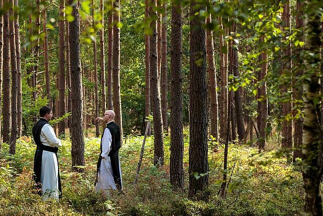 Pater Konrad Ludwig OCist und Pater Subprior Kilian im Austausch. Neben dem Klosterneubau entsteht hier bald auch ein Emmaus-Weg. (Foto: Stift Heiligenkreuz)