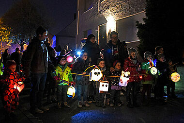 Die Kinder der Gemeinde St. Marien in Neuenbeken zogen singend durch die Straßen. Foto: Kleibold