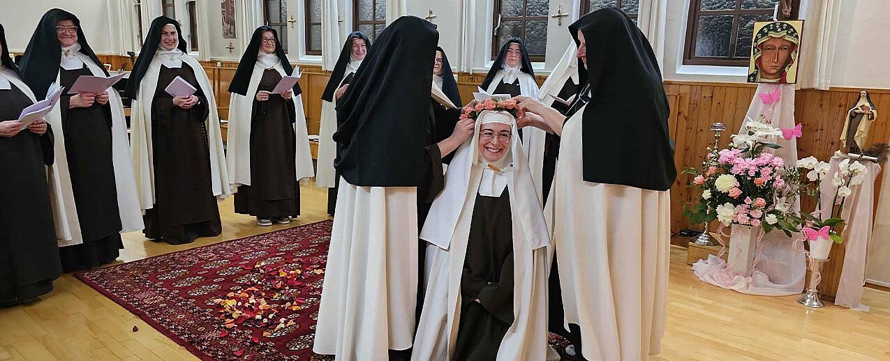 Schwester Bianca hat ihren Ordensnamen und ihr Ordensgewand empfangen. (Foto: Theresa meier)
