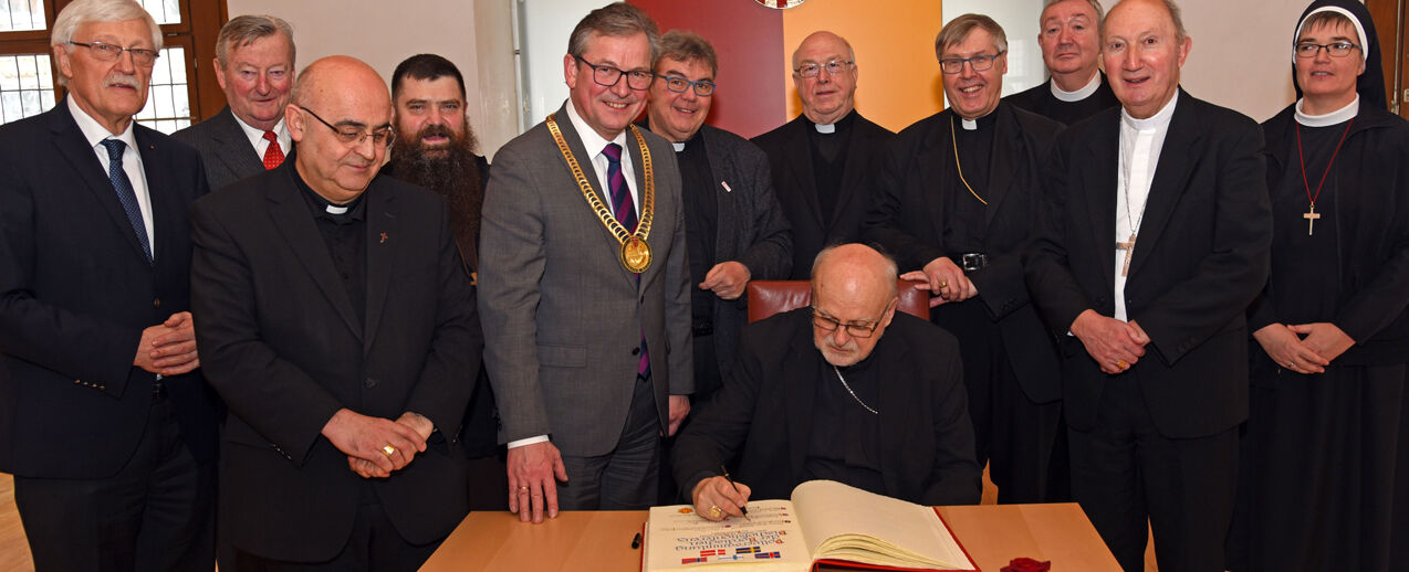 Mayor Dreier welcomed the representatives of the Nordic Bishops' Conference, the Archdiocese of Paderborn and the Bonifatiuswerk in the Paderborn town hall. From left: Heinz Paus (President Bonifatiuswerk), Georg Freiherr von und zu Brenken (Honorary President Bonifatiuswerk), Bishop Berislav Grgic (Tromsø), Bishop David Tencer (Reykjavik), Mayor Michael Dreier, Monsignor Georg Austen (General Secretary Bonifatiuswerk), Archbishop Hans- Josef Becker (Paderborn), Cardinal Anders Arborelius (Stockholm), Bishop Czeslaw Kozon (Copenhagen), Bishop Bernt Eidsvig (Oslo), Bishop Peter Bürcher (former Bishop of Helsinki and current Apostolic Administrator of the vacant Diocese of Chur) and Sister Anna-Mijiam Kaschner (General Secretary of the Nordic Bishops' Conference) (Photo: Patrick Kleibold)