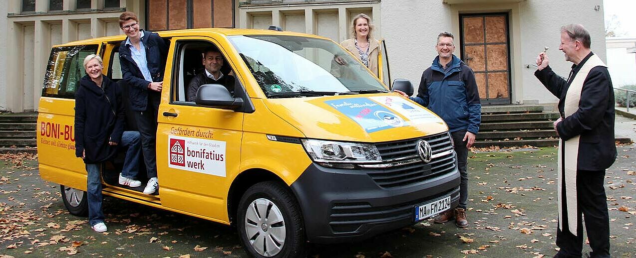 Pfarrer Martin Wetzel segnet den rollenden Glaubenshelfer vor der Maria-Hilf-Kirche auf dem Almenhof. Mit ihm freuen sich Mandy Jost (v.l.), Sandra Nitsche, Olaf Nitsch, Corinna Hess und Tobias Aldinger. (Bild: kathma/Schuhmann)