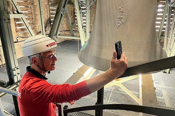 Domradio-Chefredakteur Ingo Brüggenjürgen berichtet multimedial über die Friedensglocken im Paderborner Dom. (Foto: K. Lietmann)