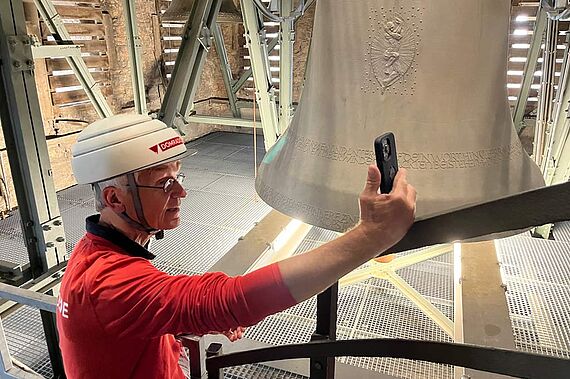 Domradio-Chefredakteur Ingo Brüggenjürgen berichtet multimedial über die Friedensglocken im Paderborner Dom. (Foto: K. Lietmann)