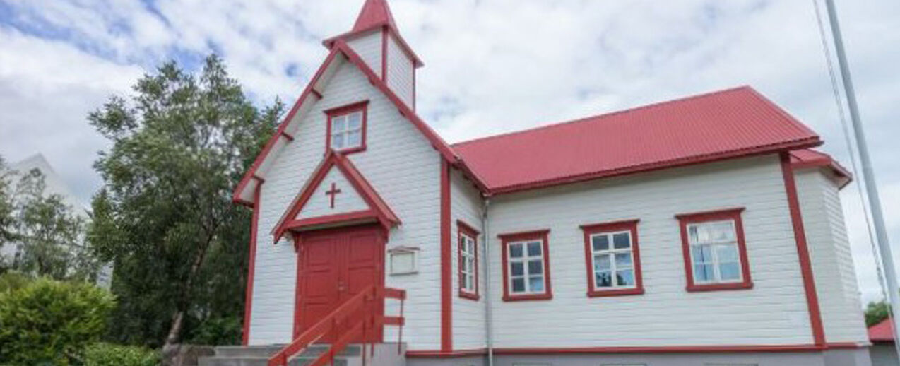 Die frisch gestrichene Kirche in Akureyri (Foto: Bistum Reykjavik)