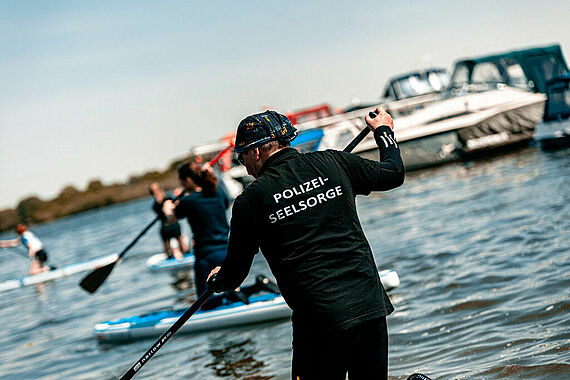 Balance üben, Entspannung finden: Training auf den Stand-up-Paddleboards. (Foto: M. Ahl)