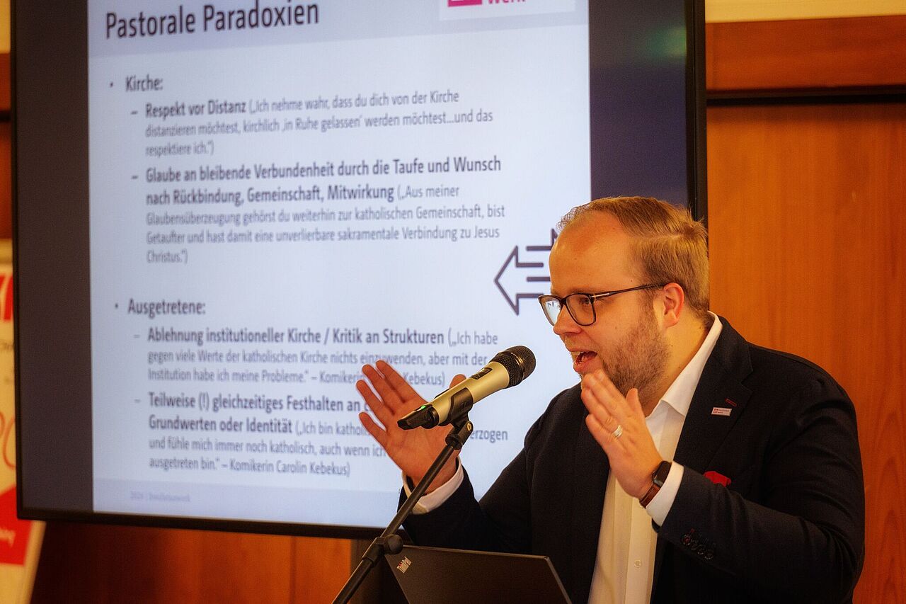 Studientag zum Kirchenaustritt im Bistum Hildesheim 2026 Julian Heese, Bereichsleiter „Missionarische und diakonische Pastoral“ im Bonifatiuswerk, bei seinem Vortrag beim Studientag zum Thema Drinnen, draußen, (n)irgendwo? – Pastorale Fragen und Antworten zum Kirchenaustritt“ im Bistum Hildesheim. (Foto: Dirk Kroll)