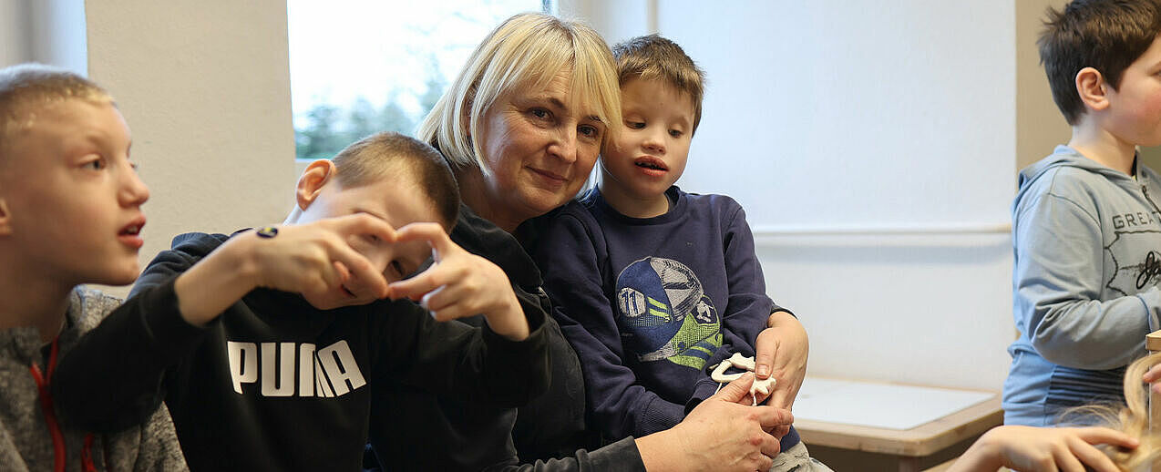 Die Erzieherin Tatiana Boki kennt die Kinder schon seit ihrer Evakuierung. (Foto: M. Nowak)