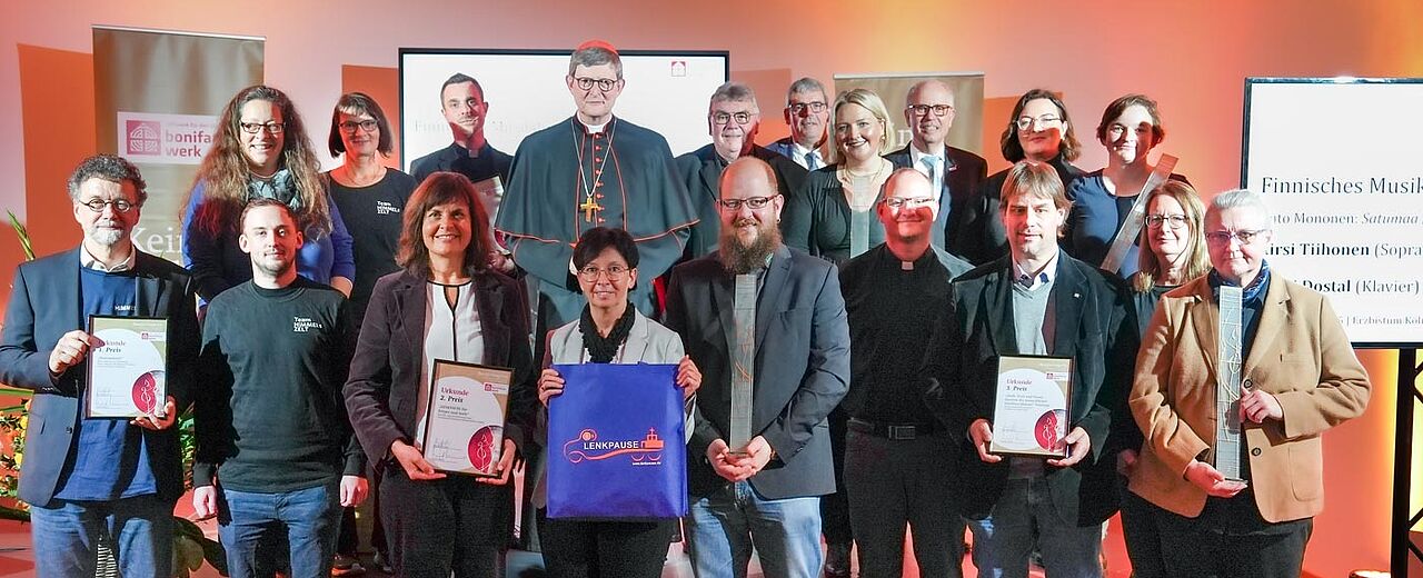 Die Gewinnergruppen des Bonifatiuspreises mit dem Kölner Erzbischof Rainer Maria Kardinal Woelki, Bonifatiuswerk-Generalsekretär Monsignore Georg Austen, Bonifatiuswerk-Geschäftsführer Ingo Imenkämper, Bonifatiuswerk-Präsident Manfred Müller und Journalistin und Jurymitglied Daniela Ordowski. (Mitte hinten v. l.) Foto: Marcus Thielking