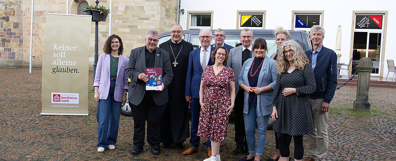 Haben den Bonifatiuswerk-Finanzbericht 2025/26 vorgestellt: Osnabrücks Bischof Dr. Dominicus Meier OSB (Dritter von links) mit Bonifatiuswerk-Generalsekretär Msgr. Georg Austen (Zweiter von links) sowie (von links) Personalstelleninhaberin Rebecca Lögers da Silva, Bonifatiuswerk-Präsident Manfred Müller, Geschäftsführer Ingo Imenkämper, Inga Schmitt, Pastoralreferentin für Glaubenskommunikation im Bistum Osnabrück, Domkapitular Dr. Martin Schomaker, Vorsitzender des diözesanen Bonifatiuswerkes im Bistum Osnabrück, sowie Zsofi Ketz und Anja Breer vom Projekt „Trude lädt ein“, Dr. Martina Kreidler-Kos, Leiterin des Seelsorgeamts im Bistum Osnabrück, und Hajo Klanke vom Projekt „Trude lädt ein“. (Foto: Matthias Band)