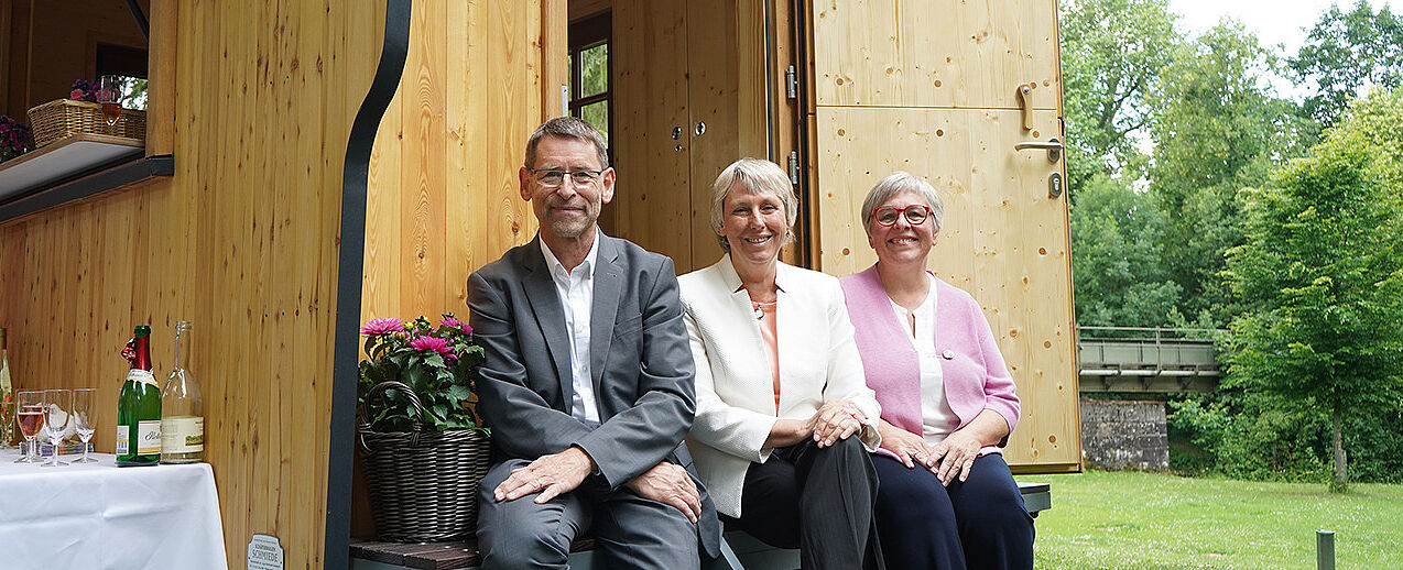 Von links: Diakon Wolfgang Bork (kath. Kur- und Rehaseelsorge), Pfr. Anna Wolf (ev. Kur- und Rehaseelsorge), GR Anette Roppert-Leimeister (kath. Kur- und Rehaseelsorge) freuen sich über den neuen Schäferwagen. (Foto: DRS/Guzy)