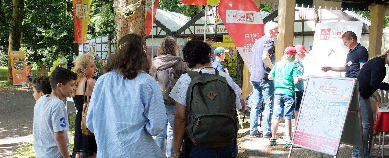 Der Aktionsstand des Bonifatiuswerkes während der Kinderwallfahrt kam bei den jungen Besuchern gut an. (Foto: Katharina Trapp)