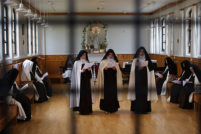 Karmelitinnen leben in Klausur, das heißt, sie leben zurückgezogen und abgeschieden von der Außenwelt, um sich ganz dem Gebet und der Kontemplation zu widmen. (Foto: Karmelitinnen-Kloster Hafnarfjördur) 