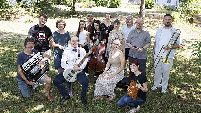 Mit ihrer Reihe „Spielräume und Sonnengesang“ – komponiert von Bettina M. Bene – bringen die Musikerinnen und Musiker Spiritualität und Lebensfreude zueinander. Foto: Bernhard Kreutzer