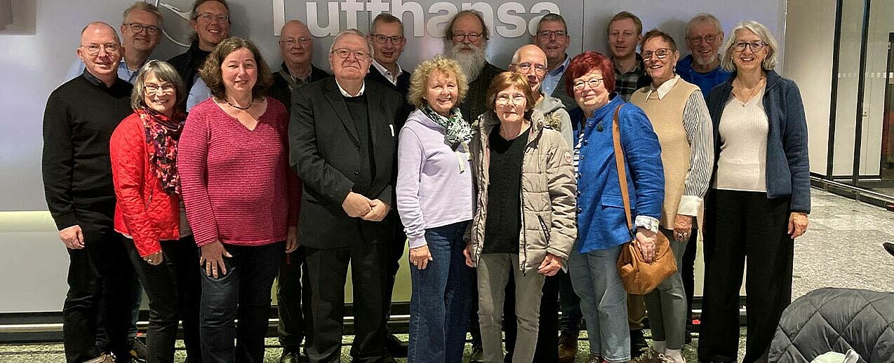 19 Mitglieder des Bonifatiusrates und der Diözesan-Bonifatiuswerke haben sich auf den Weg nach Norwegen gemacht, unter ihnen Reiseleitung und Leiter der Projektverwaltung im Bonifatiuswerk Thomas Twents (Zweiter von links hinten) und Bonifatiuswerk-Geschäftsführer Ingo Imenkämper. (Dritter von rechts hinten) (Foto: privat)