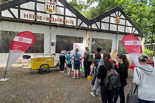 Der Aktionsstand des Bonifatiuswerkes wird gut angenommen. Die Schlange vor dem Glücksrad ist nur selten kurz. Foto: Pia Wittek