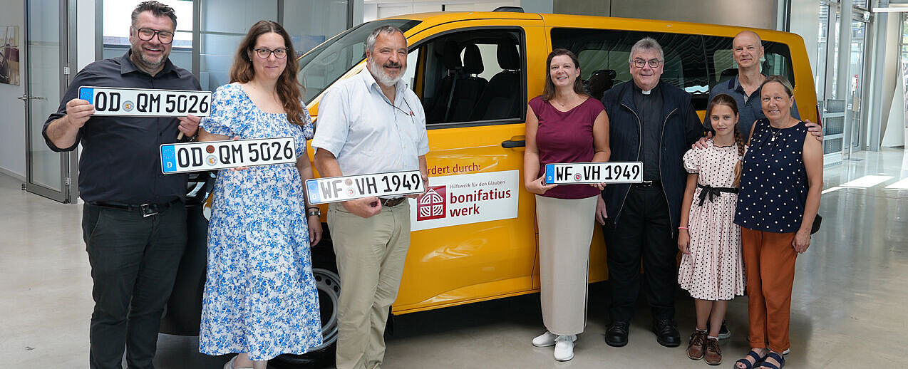 Pfarrer Christoph Scieszka, Maike Trawka, Torsten Gottsmann, Beate Hampel, Evelina, Arnolds und Inese Slisans freuen sich über den neuen BONI-Bus, der ihnen von Bonifatiuswerk-Generalsekretär Monsignore Georg Austen überreicht wurde (v.l). (Foto: Marcus Thielking)