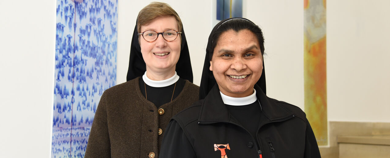 Konventsoberin Schwester Maria Magdalena und Schwester Sunita (v.l.) berichten über ihre Arbeit in der norddeutschen Diaspora. (Foto: Theresa Meier)