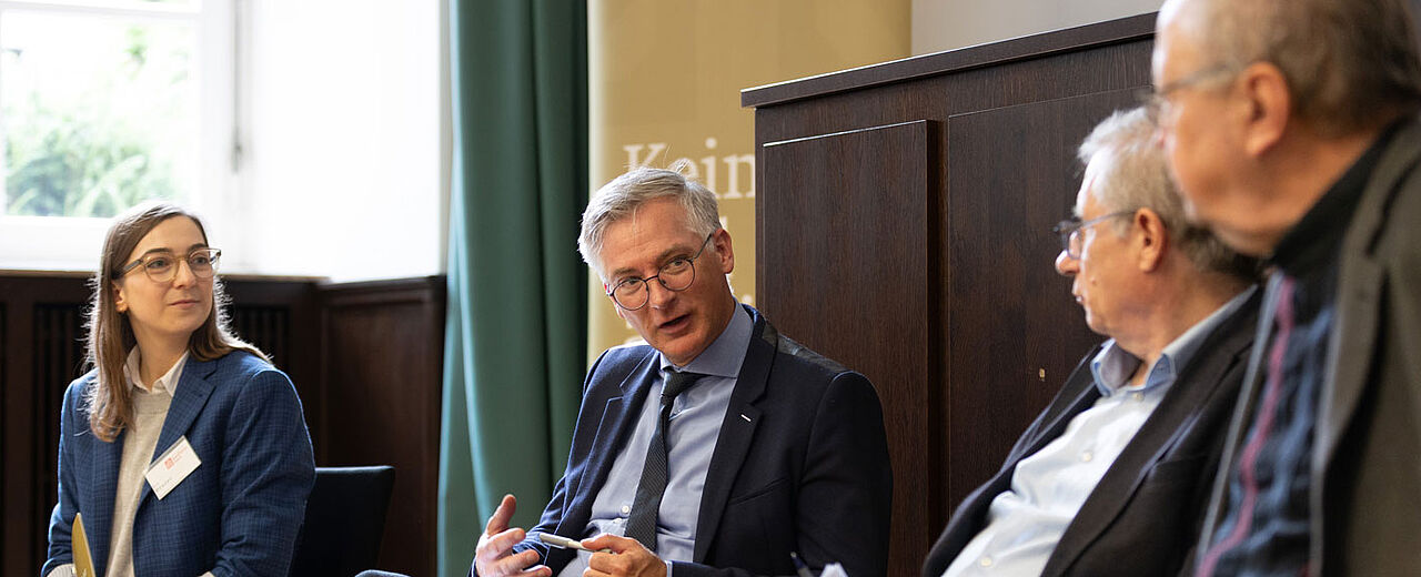 Diskutierten auf dem Podium des bundesweiten Studientages zum Kirchenaustritt (von links): Eva Dreier (Referentin beim Bonifatiuswerk), Prof. Dr. Stephan Wahle, Prof. Dr. Detlef Pollack und Prof. Dr. Rüdiger Althaus. Foto: Hartmut Salzmann
