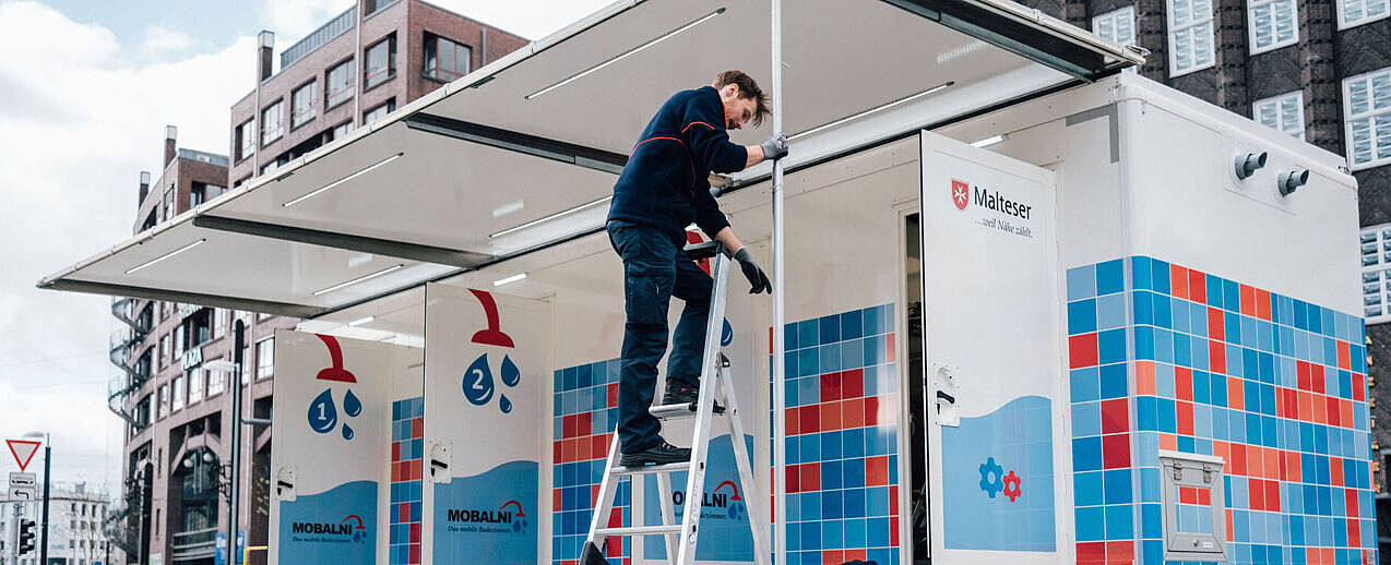 Das Bonifatiuswerk unterstützt das mobile Badezimmer in der Stadt Hannover mit 5.000 Euro Fördersumme. (Foto: Malteser Hilfsdienst e.V.)