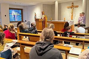 In der Hauskapelle wurde gemeinsam gesungen. (Foto: Regina Böddeker)