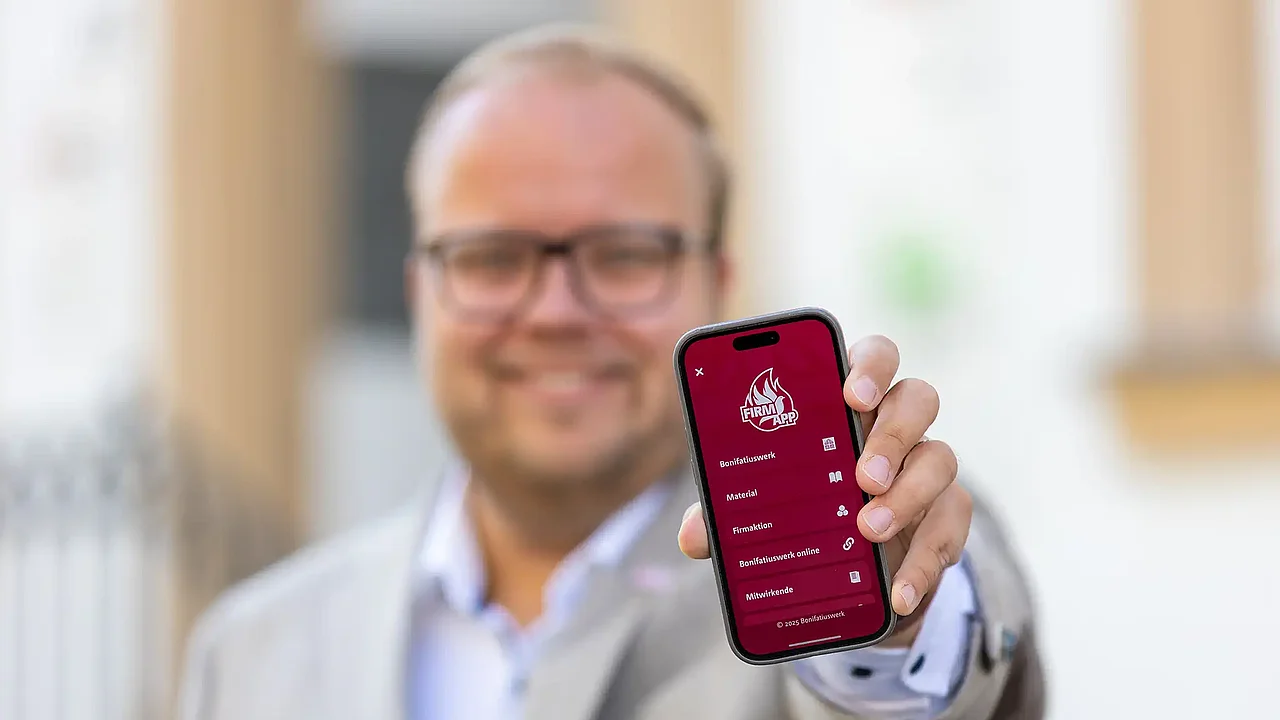 Die kostenfreie Firm-App hilft Katechetinnen und Katecheten bei der Vorbereitung. Foto: Hartmut Salzmann
