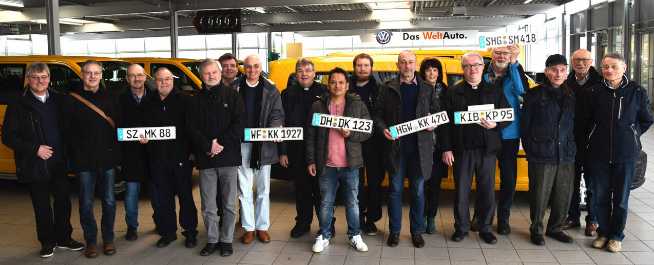 Gesamtgruppe der BONI-Bus-Empfänger mit Monsignore Austen. Foto Sr. Theresita M. Müller