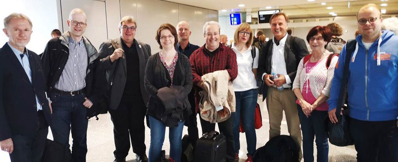 Der erste Teil der Journalisten ist startklar zum Boarding. (Foto: Theresa Meier)