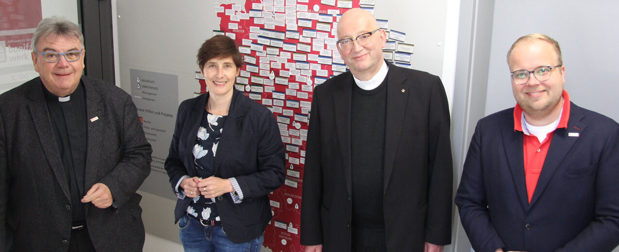 Zu Besuch im Bonifatiuswerk: die neue Bundessekretärin, Alexandra Horster, und der neue Bundespräses des Kolpingswerkes, Pfarrer Hans-Joachim Wahl (Zweiter von rechts), mit Monsignore Georg Austen (links) und Bereichsleiter Julian Heese. (Foto: Matthias Band)
