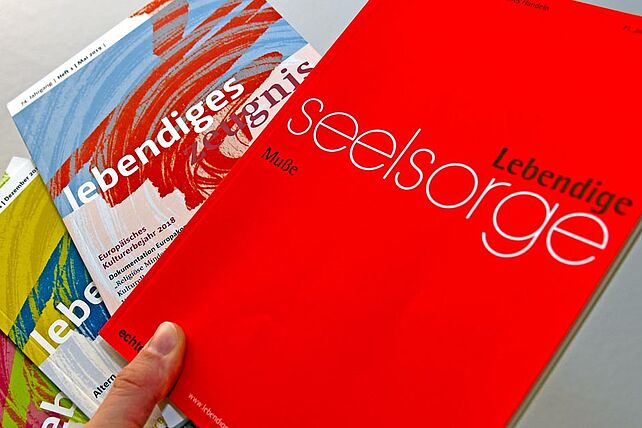 Seit dem Jahr 1946 erschien die Zeitschrift "Lebendiges Zeugnis" regelmäßig, für gewöhnlich viermal jährlich. Abgelöst wird sie nun von der Zeitschrift "Lebendige Seelsorge". (Foto: Patrick Kleibold)