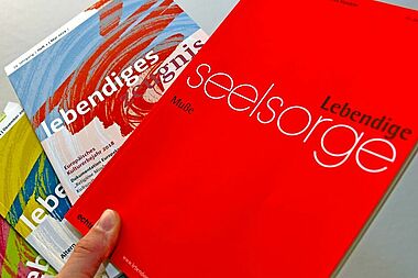Seit dem Jahr 1946 erschien die Zeitschrift "Lebendiges Zeugnis" regelmäßig, für gewöhnlich viermal jährlich. Abgelöst wird sie nun von der Zeitschrift "Lebendige Seelsorge". (Foto: Patrick Kleibold)