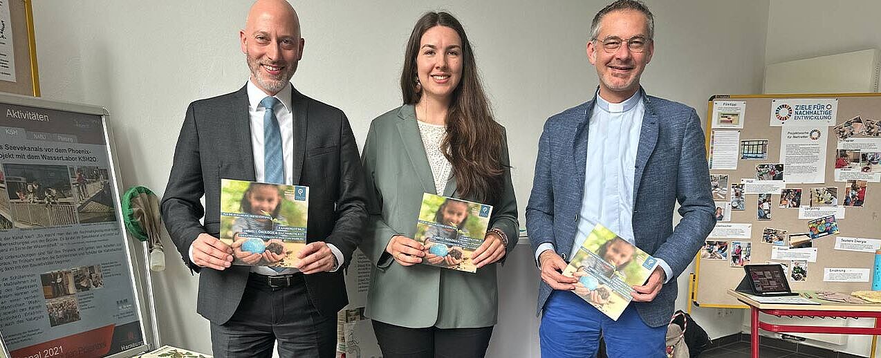 Schul-Abteilungsleiter Dr. Christopher Haep, Anna Laß (Nachhaltigkeitsreferentin der Abteilung Schule und Hochschule) und Generalvikar Pater Sascha-Philipp Geißler. Foto: Christoph Schommer