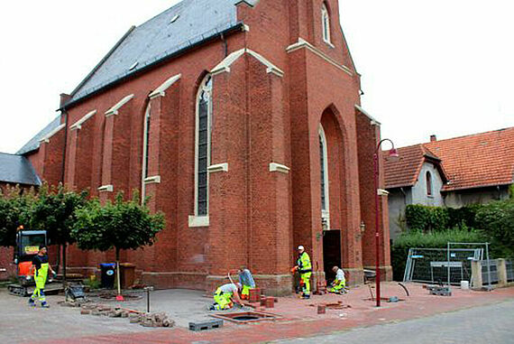 Pflasterarbeiten vor der Kirche. (Foto: Kath. Pfarrgemeinde St. Bonifatius Varel)