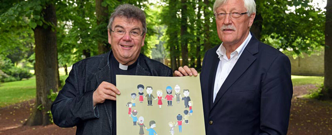 Der Präsident des Bonifatiuswerkes, Heinz Paus (rechts), und der Generalsekretär des Bonifatiuswerkes, Monsignore Georg Austen, stellen das Leitmotiv zur Diaspora-Aktion vor. Foto: Patrick Kleibold 