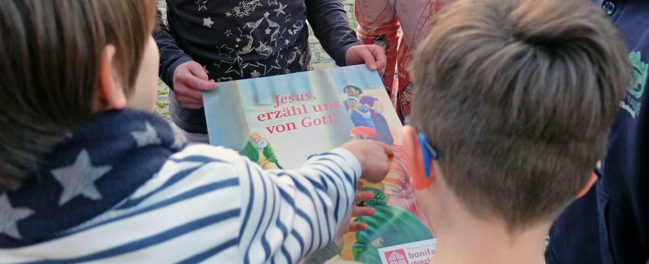 Erstkommunionkinder beschäftigen sich mit dem aktuellen Jahresthema der Erstkommunionaktion „Jesus. Erzähl uns von Gott“. (Foto: Theresa Meier)