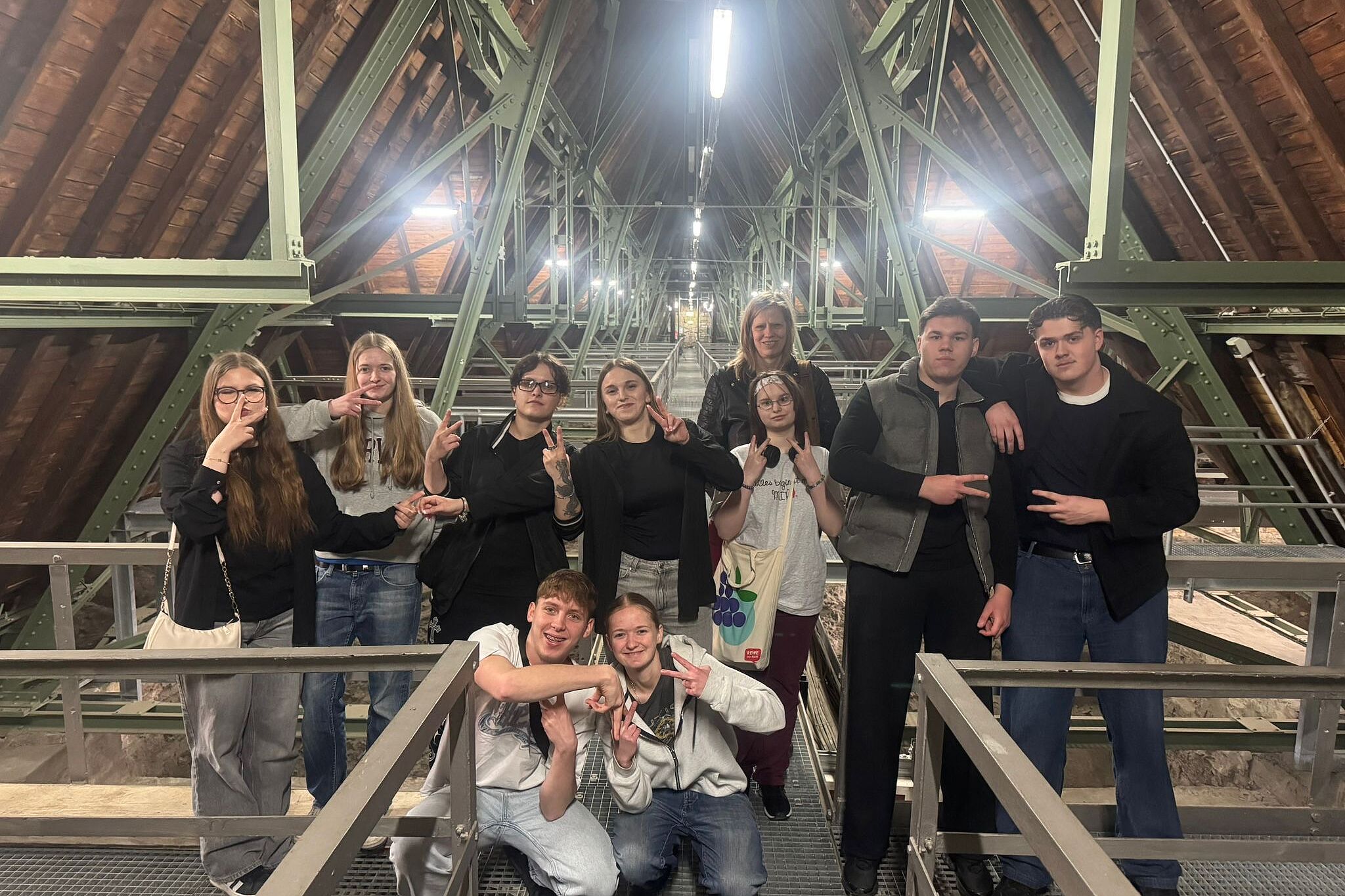 Die Schülerinnen und Schüler der Manege-Schule Berlin während der Domturmführung in Paderborn Foto: (Robert Lisiecki)