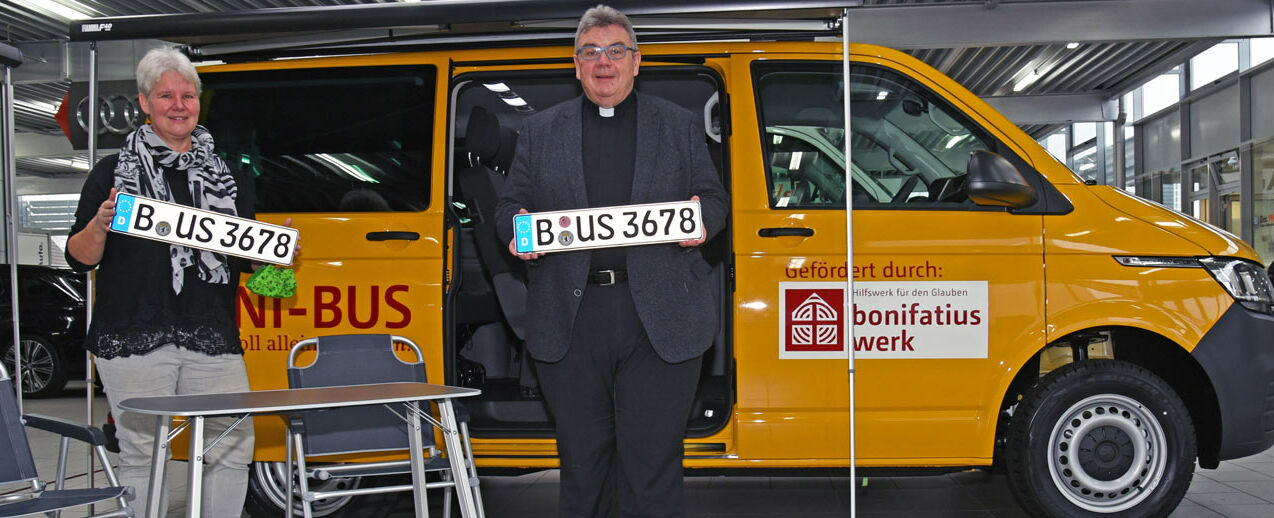 Monsignore Georg Austen übergibt der Referentin für Tourismuspastoral Marion von Brechan den neuen BONI-Bus. (Foto: Thomas Twents)