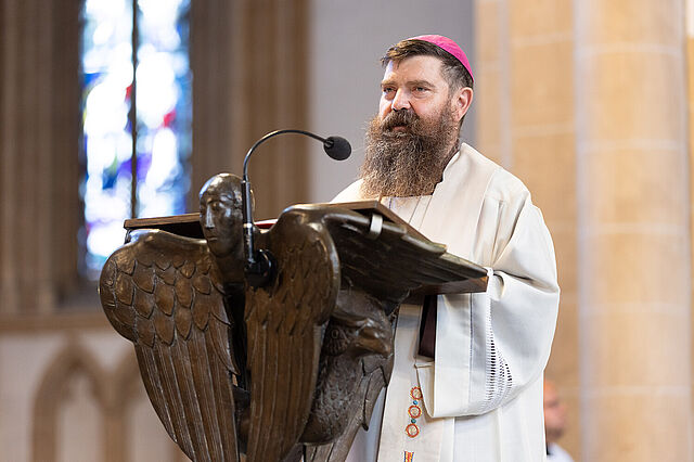 Bischof Tencer (Reykjavík) hat die Gemeinde Heilig Kreuz in Selfoss gegründet. Das Bild zeigt ihn bei der diesjährigen Diaspora-Andacht im Paderborner Dom. Foto: Hartmut Salzmann