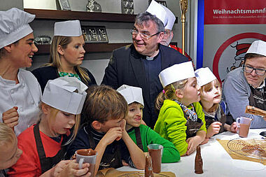 Viel Trubel, vor allem aber Freude bei den Kindern. Mit dabei: Monsignore Georg Austen, Maite Kelly und Ralph Caspers. Foto: Patrick Kleibold