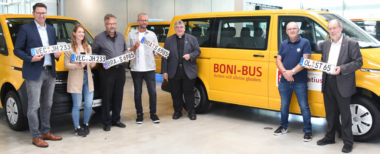 Monsignore Georg Austen (dritter von rechts) überreicht BONI-Busse an Stefan Riedmann und Christina Krogmann, Reinhard Schicht und Diakon Christoph Richter sowie Johannes Seibert und Pfarrer Ludger Brock. (Foto: Simon Helmers)