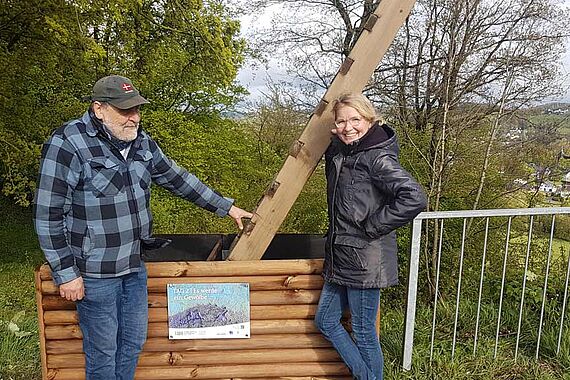 Der Pfarrgemeinderat Allagen gestaltet die Himmelsleiter am Skywalk. (Foto: A. Juckenhöfe
