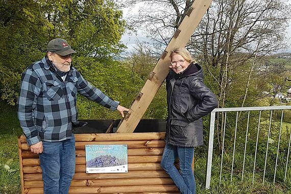Der Pfarrgemeinderat Allagen gestaltet die Himmelsleiter am Skywalk. (Foto: A. Juckenhöfe