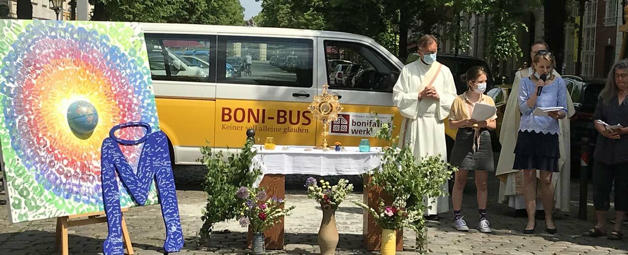 Das Bonifatiuswerk freut sich über die Teilnahme eines BONI-Busses an der Fronleichnamsprozzesion in Potsdam. (Foto: Professor Dr. Matthias Wemhoff)