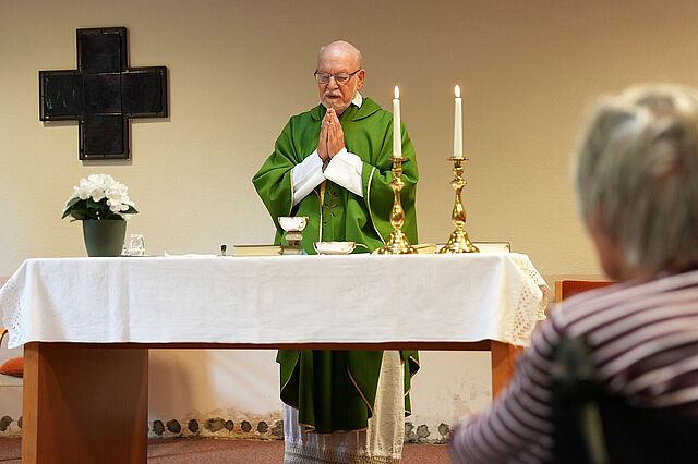Jeden Donnerstag feiert Pfarrer Dziwisch die heilige Messe mit den Bewohnern im Caritashaus Simeon in Lübeck. (Foto: Theresa Meier)