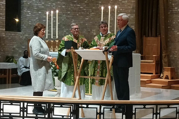 Aus tiefer Verbundenheit mit den Diaspora-Katholiken in der St. Olav Gemeinde im norwegischen Trondheim hat der emeritierte Prälat Prof. Dr. Anton Ziegenaus (82) aus Augsburg seinen persönlichen Kelch dem Bonifatiuswerk als Spende übergeben.