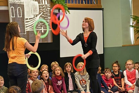 Die jungen Artisten des Kinderzirkus Birikino in Chemnitz haben die Eröffnung der Weihnachtsmannfreien Zone unterstützt und viele Kinder zum Lachen gebracht. Foto: Patrick Kleibold 