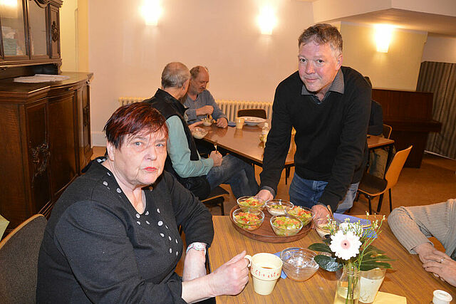 Thomas Marheinecke serviert Evelyn einen Salat. (Foto: M. Thöne)