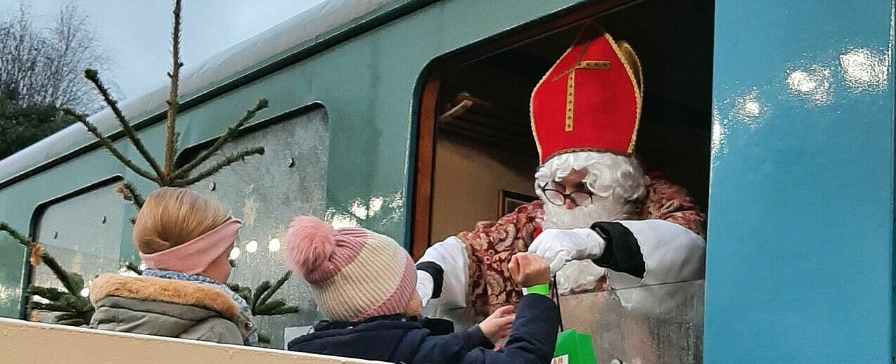 Der Nikolaus übergibt Geschenke aus dem "Vulkanexpress" an die Kinder aus Altenahr